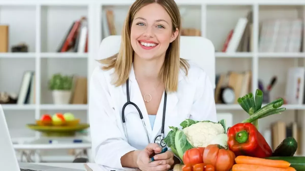A Complete Guide to Becoming a Certified Holistic Nutritionist