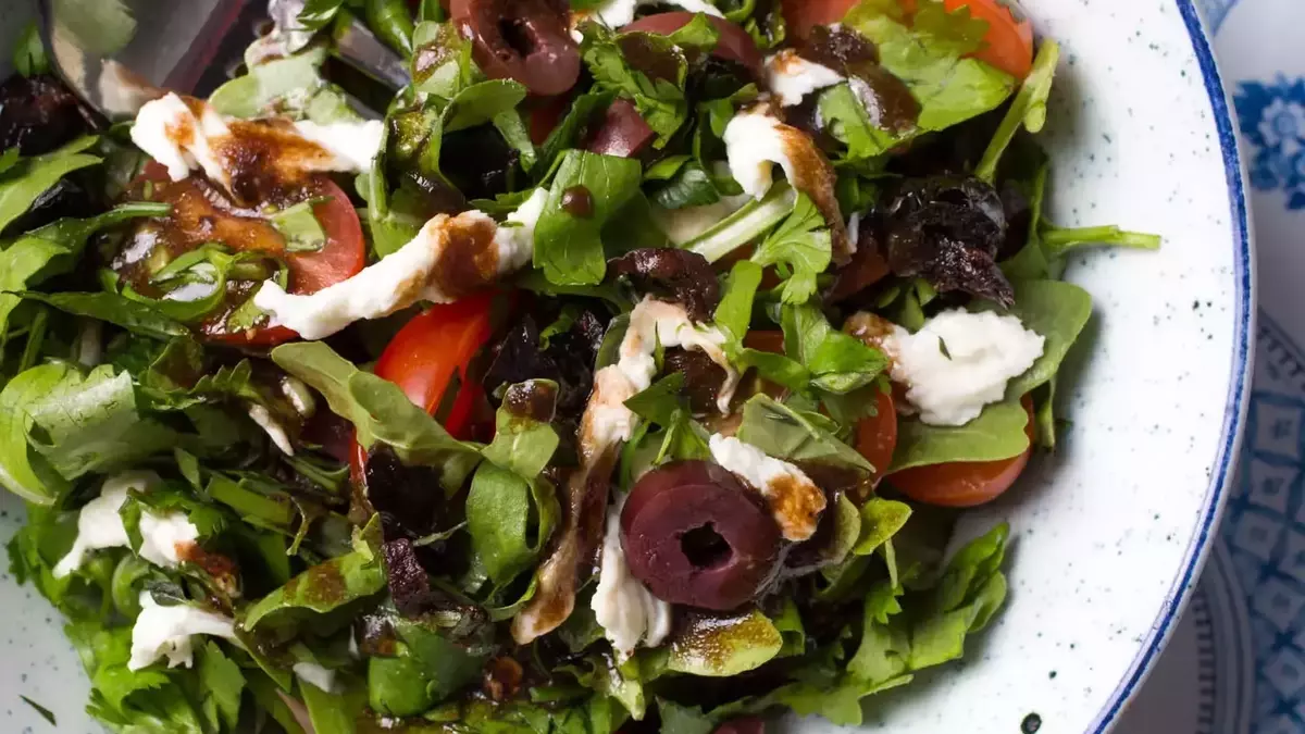 Effortless Vinaigrette: A Squeeze Bottle Hack for Perfect Salad Dressing Every Time