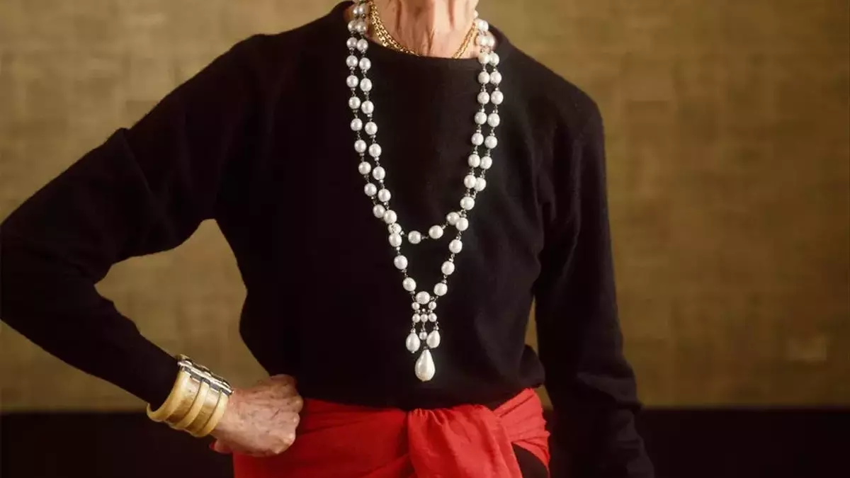 The Enduring Allure and Modern Reinterpretation of Silk Scarves in Fashion