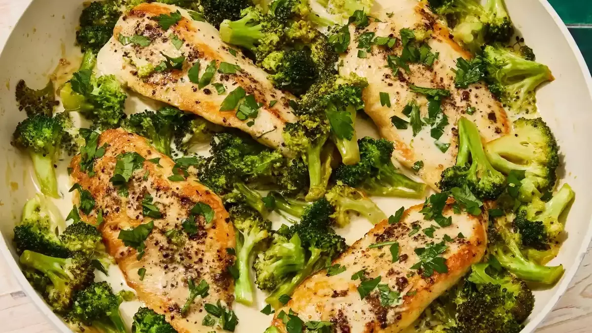 Quick & Healthy Creamy Garlic Chicken and Broccoli Skillet