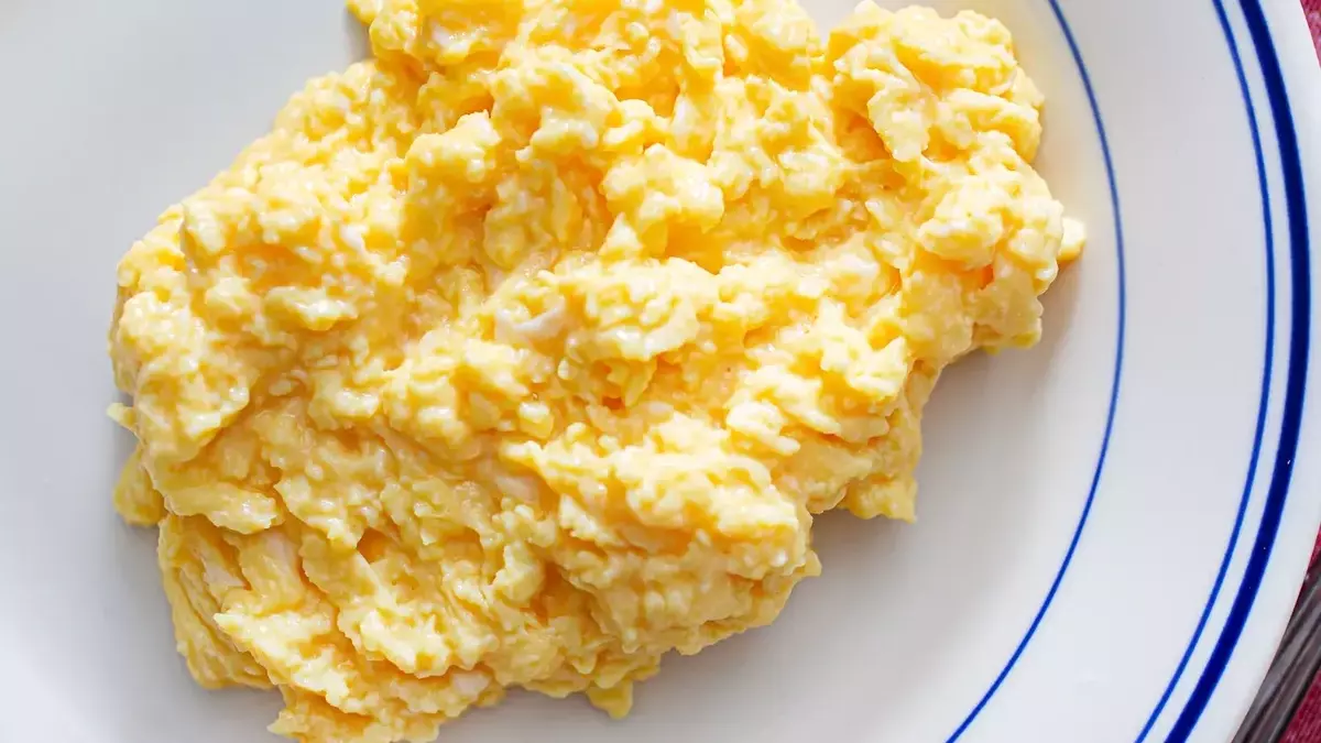 Mastering the Art of Fluffy Scrambled Eggs at Home