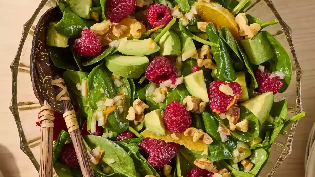 19 Refreshing Spinach Salad Recipes Perfect for Springtime