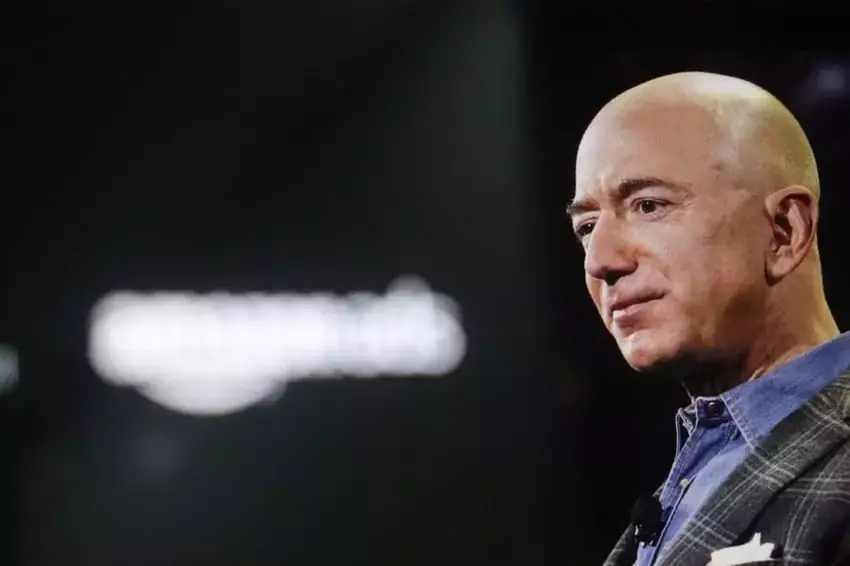 Bernie Sanders Criticizes Jeff Bezos' Wealth and Amazon's Automation Strategy