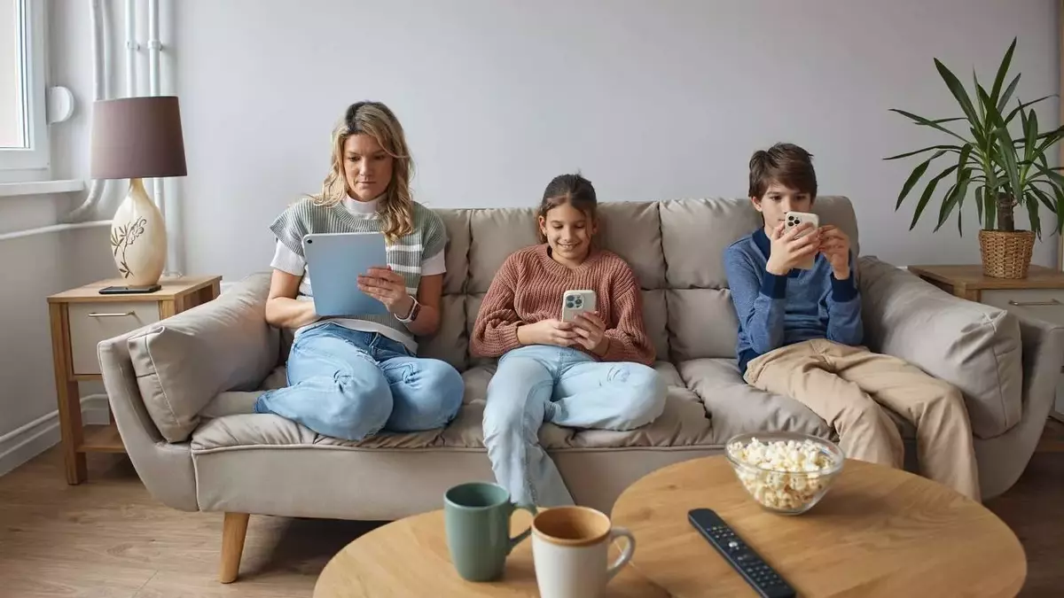 Balancing the Digital World: A Guide for Parents on Managing Screen Time