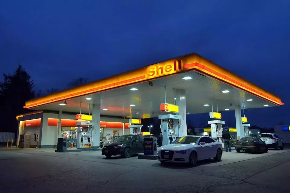 Shell's Strategic Advancement: Analyst Upgrade and Acquisition Impact