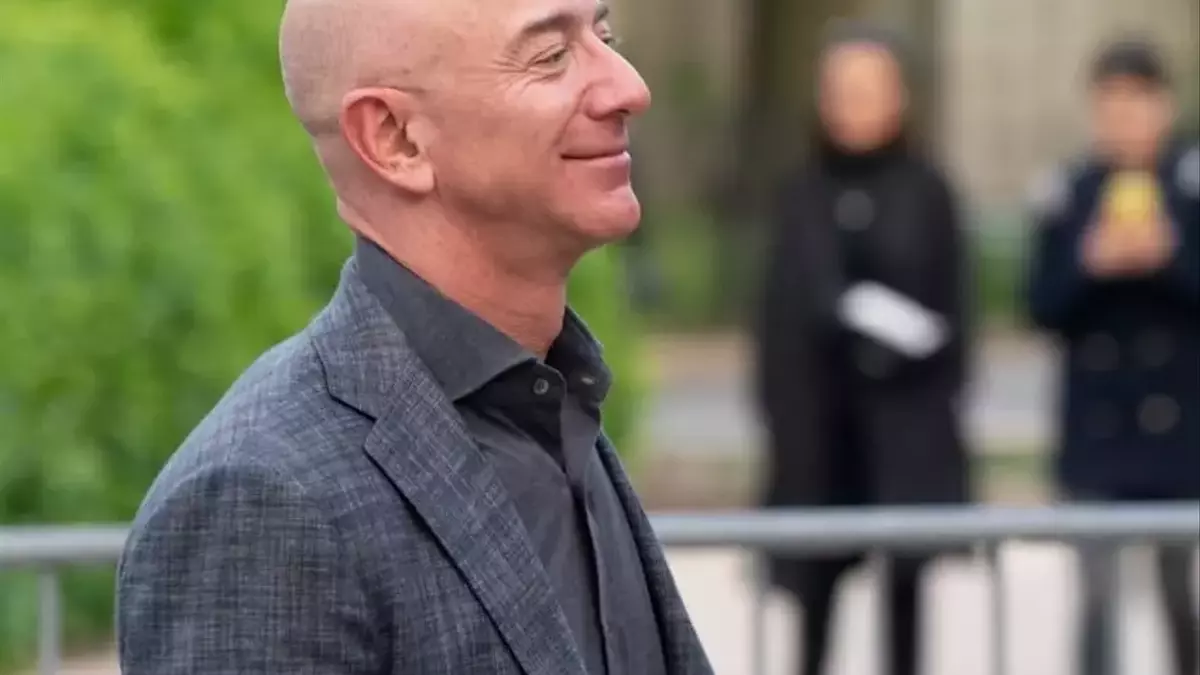 Bezos Vows Lunar Return After Rocket Mishap, Backed by NASA