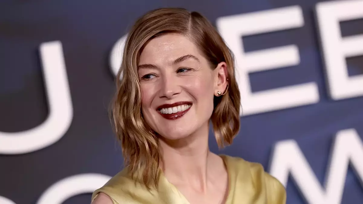 Rosamund Pike Confronts Audience Member for Texting During West End Performance