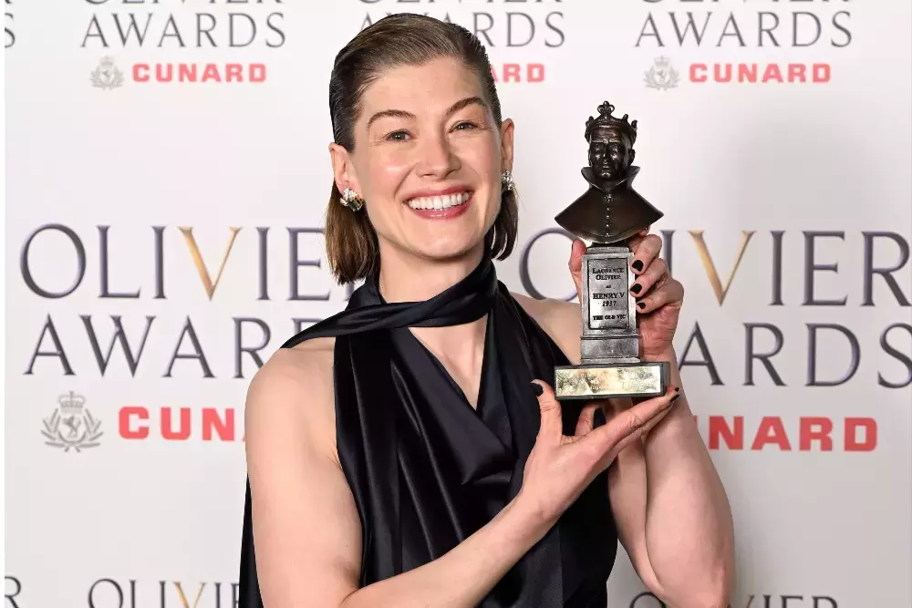 Rosamund Pike Addresses Audience Member's Distraction During Live Play