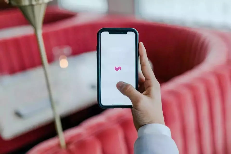 Bernstein Reiterates Lyft's Rating Amidst Autonomous Vehicle Dialogue