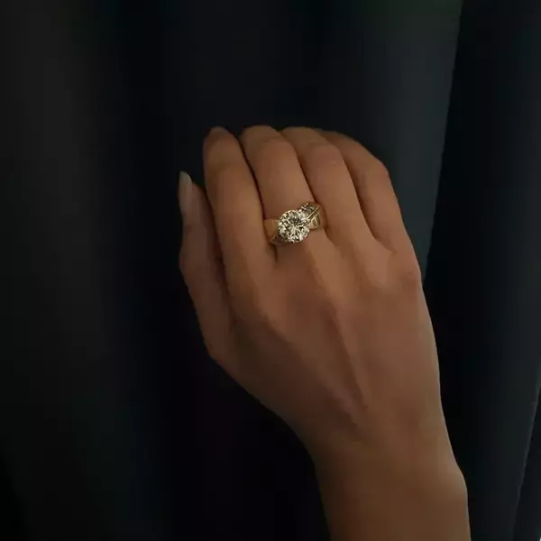 Flea Market Find Transforms into Treasure: A Diamond Ring's Remarkable Journey