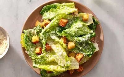 A Comprehensive Guide to Salad Greens: Varieties, Characteristics, and Culinary Uses