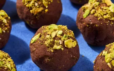 Delectable Chocolate-Pistachio Energy Bites: Your Healthy Treat Guide