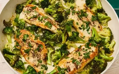 Quick & Healthy Creamy Garlic Chicken and Broccoli Skillet