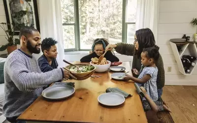 Nine Phrases to Avoid at the Dinner Table to Foster Healthy Eating Habits in Children
