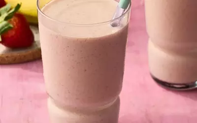 Revitalizing Strawberry-Passion Fruit Smoothie: A High-Protein Breakfast Boost