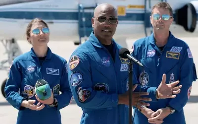 Artemis II Lunar Mission Poised for Historic Crewed Journey