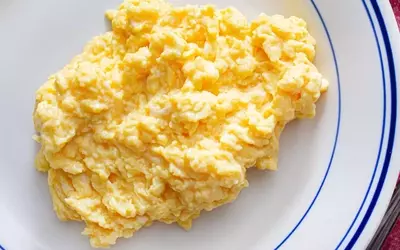 Mastering the Art of Fluffy Scrambled Eggs at Home