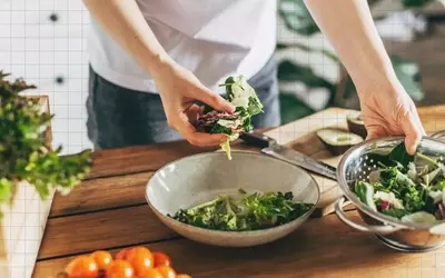 Essential Kitchen Tools for Healthier Salad Preparation and Fresh Produce Storage
