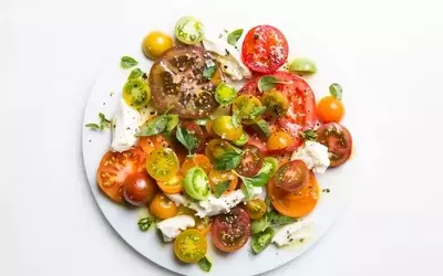 Effortless No-Cook Tomato Sauce for Pasta
