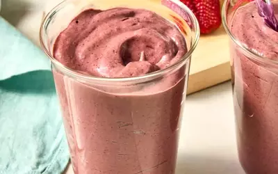Berry, Avocado, and Spinach Smoothie: A High-Fiber Breakfast