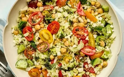 Refreshing Chickpea and Vegetable Medley: A Quick and Healthy Salad