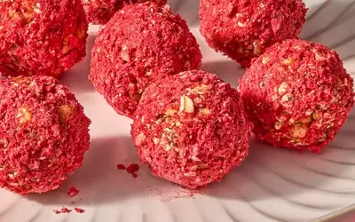Refreshing Lemon-Strawberry Energy Spheres: A Quick and Healthy Snack