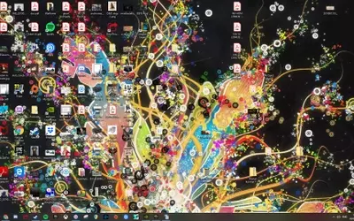 The Great Desktop Debate: Are You a Digital Minimalist or a Chaotic Creator?