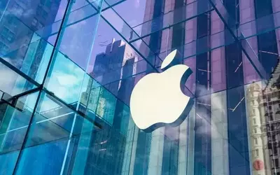 Apple's AI Ambitions and Market Position Under Scrutiny