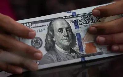 Dollar Declines Amidst Hormuz Deal Optimism, Oil Price Drop