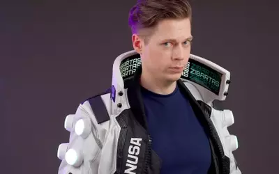Cosplayer Crafts Real-Life Cyberpunk 2077 Jacket with Flexible OLED Collar