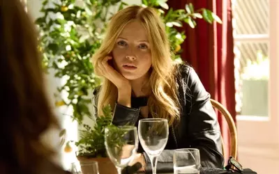Ellie Bamber's Transformative Portrayal of Kate Moss in 'Moss & Freud'