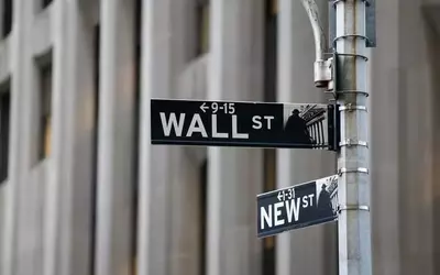 Stock Market Experiences Decline Amidst Geopolitical Tensions and Corporate Performance