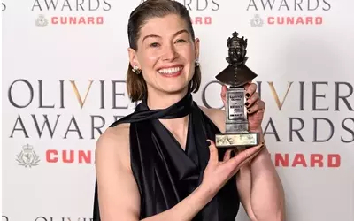 Rosamund Pike Addresses Audience Member's Distraction During Live Play