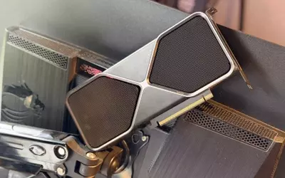 Loop LP-3201: A Gaming Monitor with an Integrated Graphics Card Slot