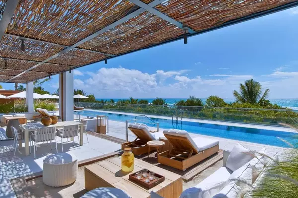 Miami's Culinary Hotspots: Where to Stay for Food Enthusiasts