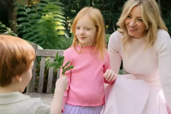 Abby Elliott's Journey to Motherhood: Overcoming Fertility Challenges with Humor and Resilience