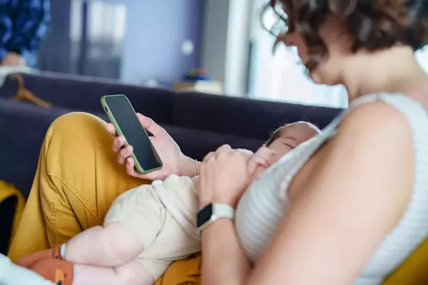 The Impact of Smartphone Use During Infant Feeding