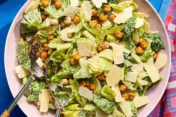 Crispy Chickpea Caesar Salad: A Healthy and Flavorful Meal