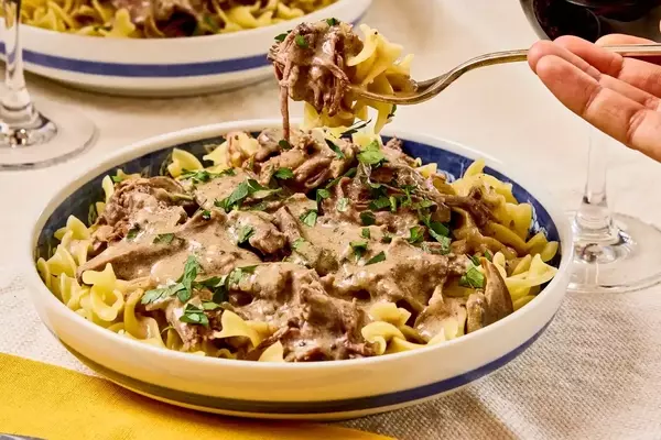 Slow-Cooker Beef Stroganoff: A Comforting Classic