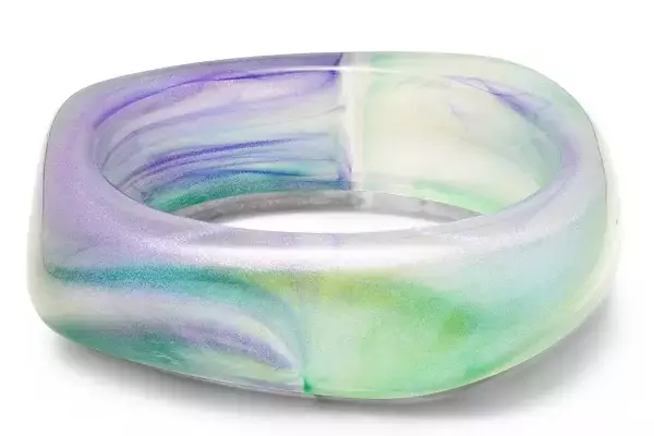 The Resurgence of Resin Jewelry: A Blend of Playfulness and Personal Expression
