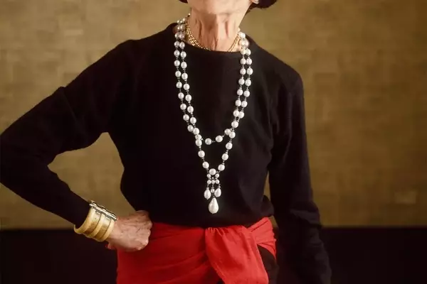 The Enduring Allure and Modern Reinterpretation of Silk Scarves in Fashion