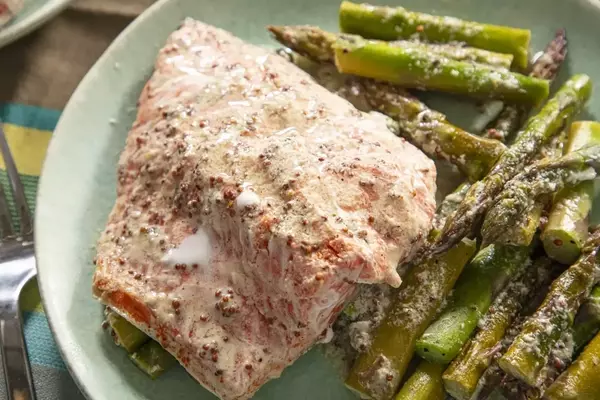 Effortless Mustard-Infused Salmon and Asparagus Packet Dinner