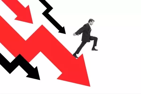 Navigating the Paradox: Market Peaks Amidst Economic Headwinds
