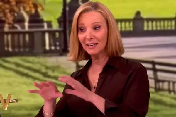Lisa Kudrow Clarifies "Friends" Ross-Rachel Relationship Stance