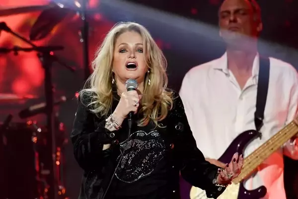 Bonnie Tyler Hospitalized for Emergency Surgery in Portugal