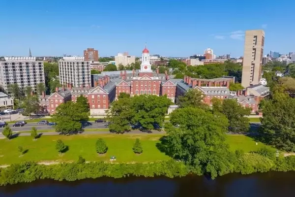 Harvard University Significantly Reduces Bitcoin ETF Holdings, Completely Divests from Ethereum ETF