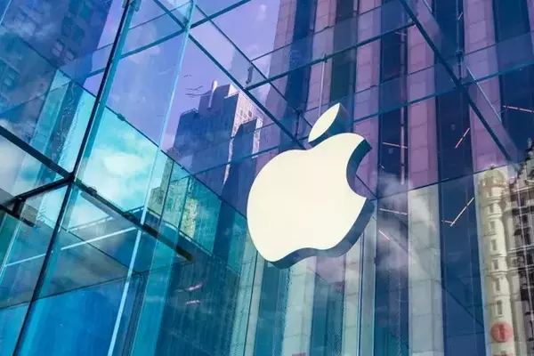 Apple's AI Ambitions and Market Position Under Scrutiny