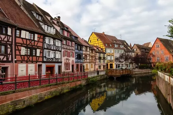 Top Countries for Expat Living with Pleasant Climates