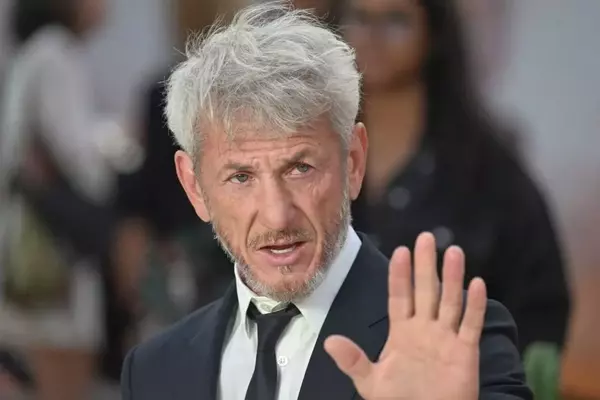 Sean Penn's Stance on Selfies and Award Shows