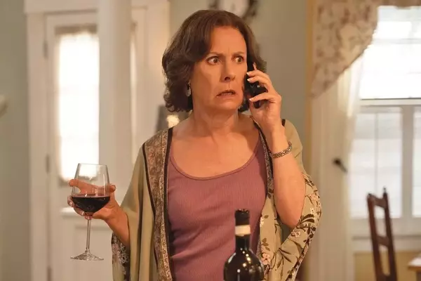 Laurie Metcalf's Command of Complex Maternal Roles Across Genres